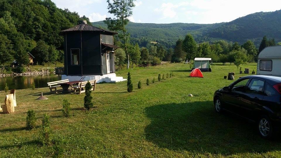 Auto Kamp Lav Hotel Kulen Vakuf Ngoại thất bức ảnh
