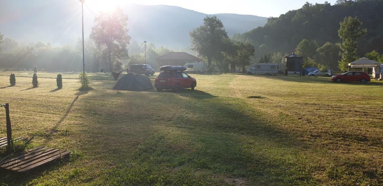 Auto Kamp Lav Hotel Kulen Vakuf Ngoại thất bức ảnh
