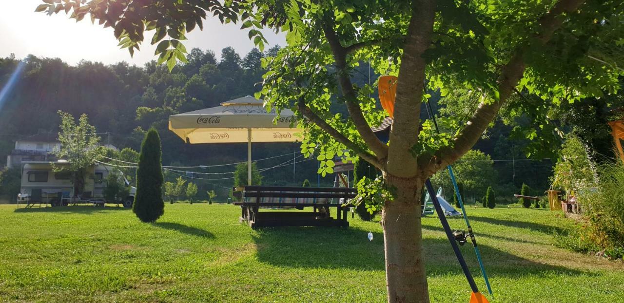 Auto Kamp Lav Hotel Kulen Vakuf Ngoại thất bức ảnh