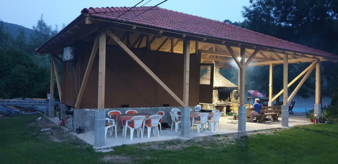 Auto Kamp Lav Hotel Kulen Vakuf Ngoại thất bức ảnh
